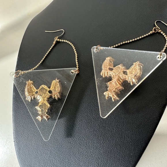 Statement piece Geometric triangle pearl and black gem dangle earrings - Picture 6 of 6